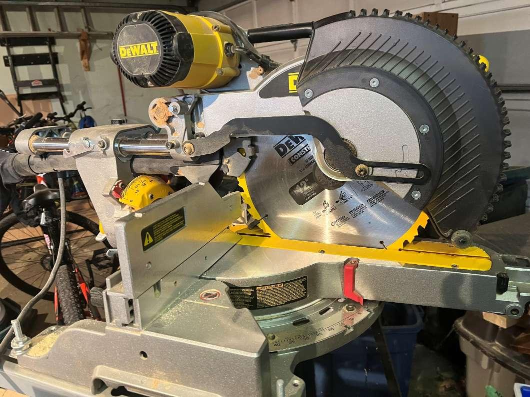 Photo of DEWALT Dual-Bevel Sliding Mitre Saw, 12-in