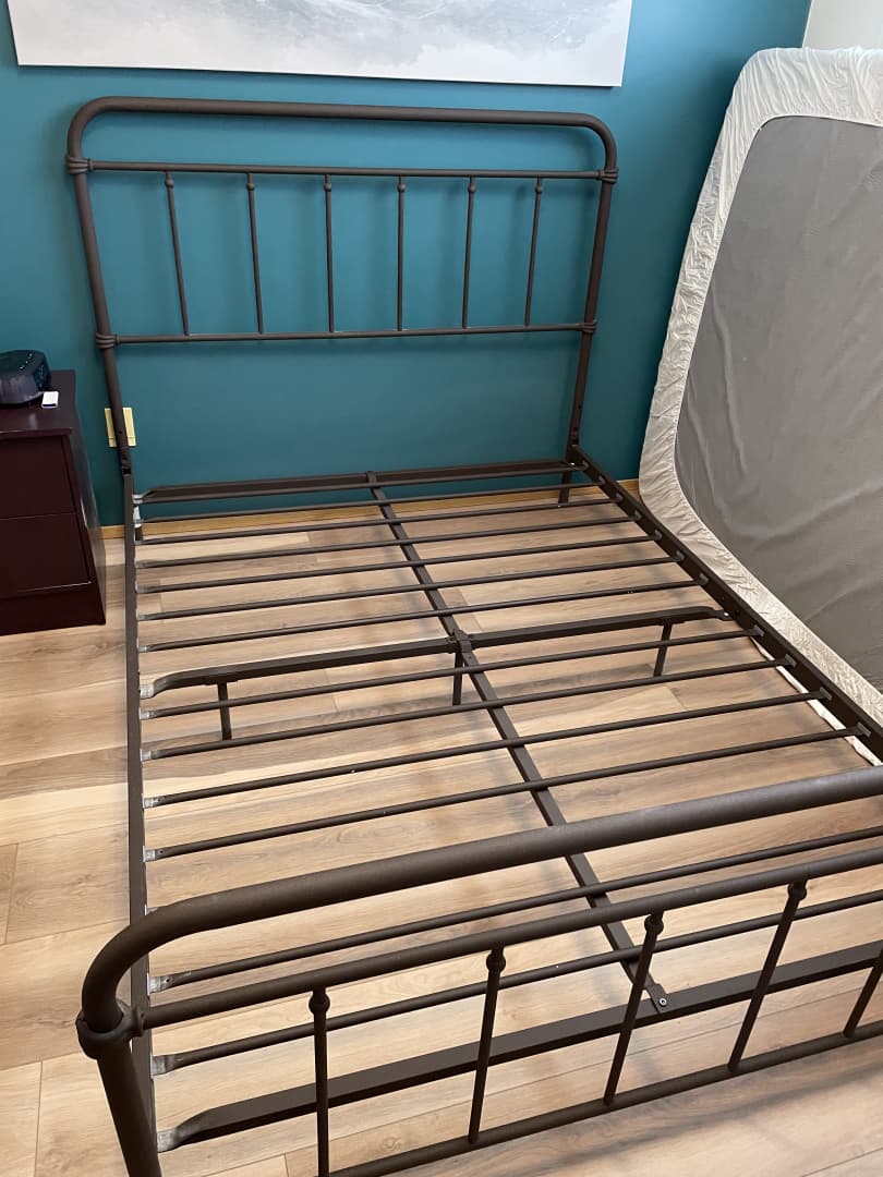 Matl Frame Classifieds ads for Metal Bed Frames · Beds for Sale in Canada · TownPost
